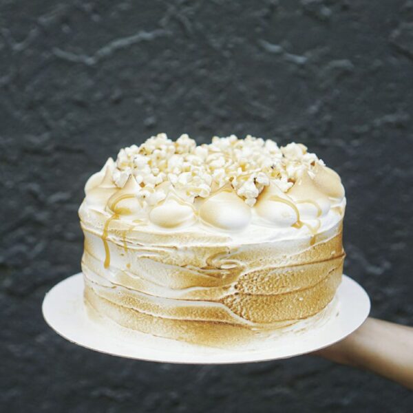 Банановый торт с солёной карамелью