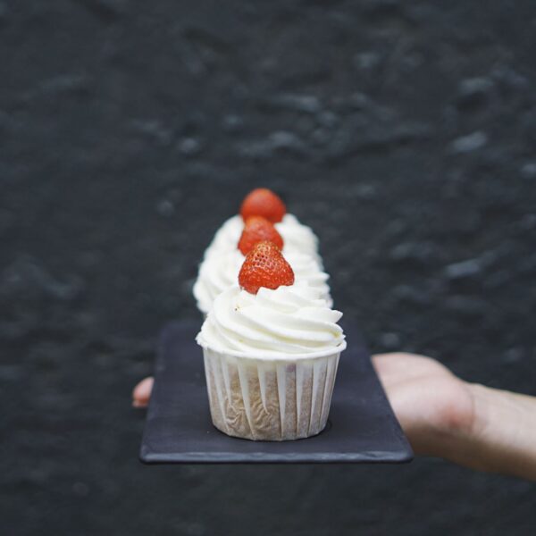 Клубничные капкейки