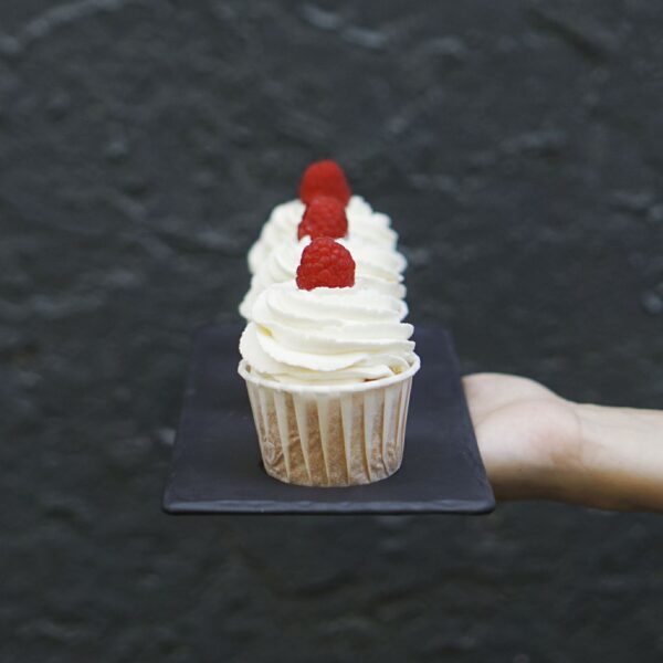 Малиновые капкейки