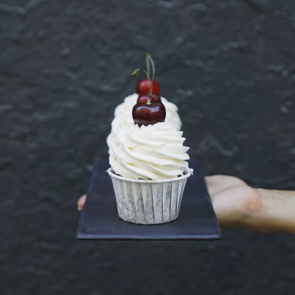 Шоколадные капкейки с вишневой начинкой