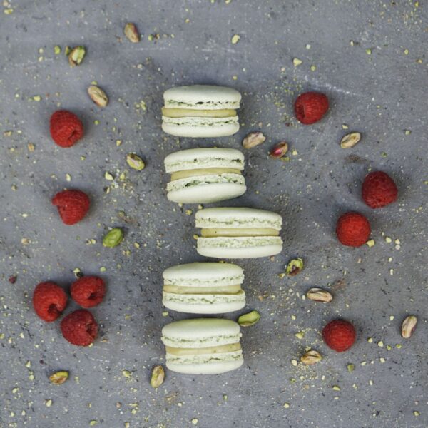 Macarons фисташка с малиной
