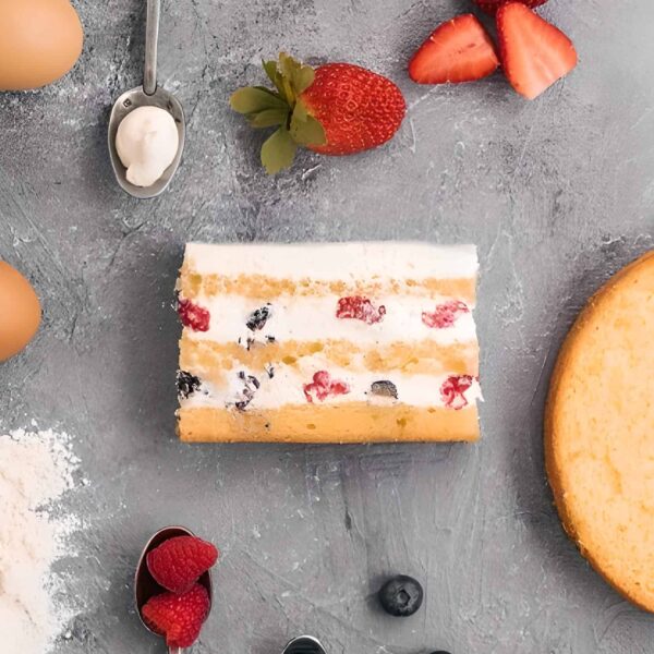 Бисквит со сливочным кремом и ягодами